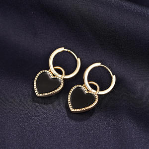 Boucles d'oreilles clous en forme de cœur E4698, onyx noir, sertissage clos en or 18 carats, classiques pour femme, à porter au quotidien - Product Image 6