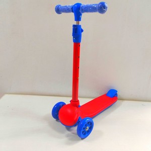 Patinete infantil de tres ruedas con altura ajustable y luces para niños de 3 a 6 años - Product Image 1