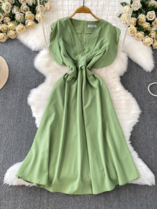 Французское атласное платье красного цвета — глубокий V-образный вырез, рукава-крылышки и плиссировка по всей поверхности для эффектного образа. - Product Image 3