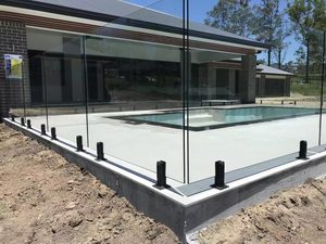 Rampe <span class=keywords><strong>de</strong></span> balcon en acier inoxydable Main courante sans cadre en verre en aluminium U Channel Spigot Deck <span class=keywords><strong>Piscine</strong></span> extérieure Marches <span class=keywords><strong>d</strong></span>'<span class=keywords><strong>escalier</strong></span> - Product Image 3