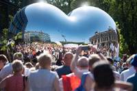Grande sculpture extérieure en forme de coeur en acier inoxydable poli miroir sur mesure