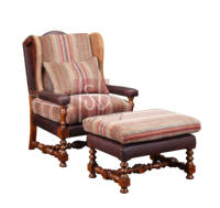 Ensemble fauteuil à dossier haut et ottoman traditionnels avec tissu tapisserie, garniture en cuir suédé cloutée et pieds tournés à la main