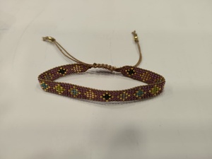 Bracelet artisanal Sstringz en perles Miyuki Delica violet lavande avec motif géométrique doré et turquoise, bijoux bohèmes ajustables - Product Image 3
