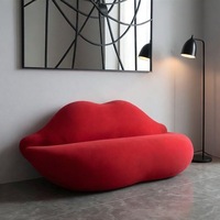 Canapé pivotant en tissu de luxe italien à trois places, forme lèvres rouges créatives, avec support pivotant amovible pour salon, hôtel, club