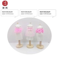 Rak Pajangan Keramik Model Gaun Motif Bunga Pink Desain Kreatif Khusus untuk Kostum Indoor dari Kayu