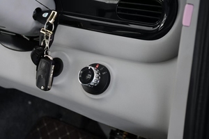 Scooters auxiliares eléctricos de color blanco, suministro directo del fabricante, scooter de cabina, 4 ruedas, 3 asientos, automóviles - Product Image 4
