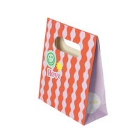 Emballage en papier de luxe avec logo personnalisé double face impression sac à provisions cadeau sac en papier avec poignée découpée pour vêtement cosmétique