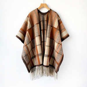 Poncho à carreaux français en gros avec franges et pompons, manteau cape, châle enveloppant pour femme, vêtement d'extérieur automne-hiver - Product Image 5