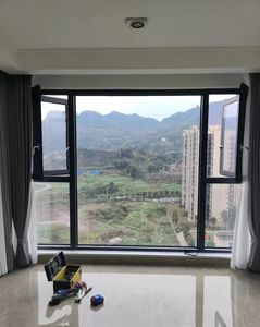 نافذة ألمنيوم حديثة أوتوماتيكية أفقية عازلة للصوت بزجاج مزدوج مقسى وعازل حراري مع شرائح تهوية، معتمدة من إنيرجي ستار - Product Image 4