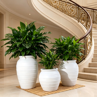 Pot de fleurs en fibre de verre de 3 tailles, en forme de jarre, à rayures horizontales en relief, design minimaliste moderne, grand pot de sol pour hôtel et villa