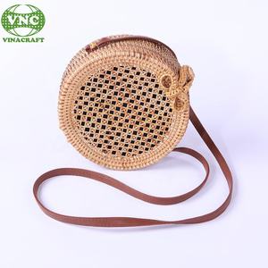 Sac de plage à bandoulière en paille tissée pour femmes Style rotin avec centre en céramique et couverture à motifs Sacs à main élégants - Product Image 5