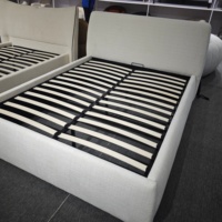 Lit plateforme Queen moderne et minimaliste avec cadre en tissu de lin rembourré, cadre en mousse et lattes en contreplaqué, profil bas