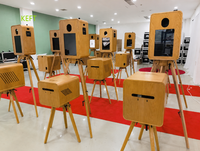 Photomaton en bois personnalisé double face avec connectivité USB/Bluetooth/Wi-Fi et écran tactile pour événements professionnels.