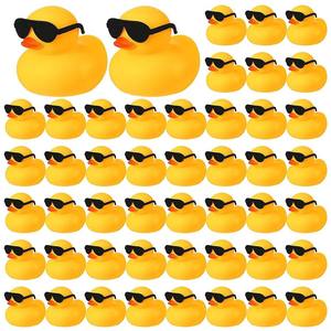 Papere di gomma con occhiali da sole/cappelli/copricapo piccola Mini carnevale da crociera di compleanno in gomma Duckies vasca da bagno alla rinfusa - Product Image 1