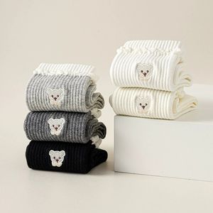 Chaussettes pour femmes, mignonnes, brodées d'un ours de dessin animé, printemps, usage quotidien, personnalisées, épaisseur régulière, blanches, en dentelle à bulles - Product Image 4