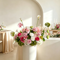 Bouquet de fleurs de mariage rose poudré et bordeaux, centre de table avec roses, anthuriums et hortensias, arrangement avec pompon vert, décoration de table