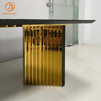 Ensemble de table à manger de luxe en métal avec design en marbre rond pour 12 personnes