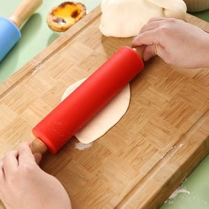 Rodillo de amasar de silicona ecológico con mango de madera maciza, antiadherente, herramientas de cocina para hornear, tabla de repostería Superfit. - Product Image 4
