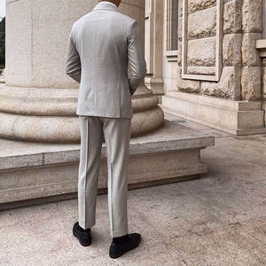 Costume sur mesure pour <span class=keywords><strong>homme</strong></span>, beige à fines rayures, blazer en polyester à revers large, tenue formelle pour mariages printaniers en plein air et événements de club de campagne - Product Image 3
