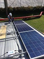 Kit de fixation de panneaux solaires en aluminium anodisé sur mesure OEM pour l'installation de panneaux photovoltaïques sur toiture en tôle trapézoïdale en asphalte
