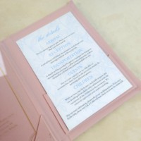 Ensemble d'invitations de mariage en velours rose personnalisées Glamours avec étiquette en acrylique dorée et carte d'invitation en feuille d'or, invitation de mariage moderne et luxueuse