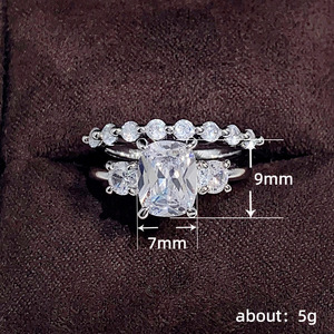 Set di Anelli Impilabili con Quattro Punte in Moissanite Simulata per Donne, Gioielli Scintillanti Abbinati per Coppie - Product Image 4