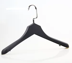 Cintre en plastique enduit de caoutchouc durable Cintre au design concis unique pour placards de chemises et de vestes Personnalisable avec le logo de la marque