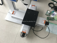 Machine de marquage de graveur laser à fibre avec table mobile à axe XY