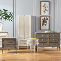 Table de chevet en bois au design français classique avec armoire de rangement en rotin, meubles de chambre à coucher, décoration intérieure