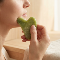 Planche de massage Gua Sha en jade Xiuyan naturel en forme de cœur pour le visage et le corps, outil de soin de la peau, lifting facial, raffermissement cutané