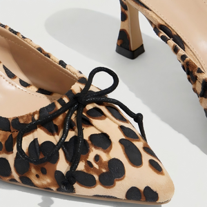 Mules da donna in camoscio con stampa leopardata, <span class=keywords><strong>tacco</strong></span> <span class=keywords><strong>a</strong></span> spillo, punta affusolata, bordo arricciato, fiocco nero, sexy, per feste e occasioni casual, 7,5 cm - Product Image 2