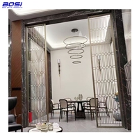 Paravent de séparation en métal (acier, laiton, aluminium) au design personnalisé, moderne et luxueux, avec technique de courbure, pour intérieur et extérieur