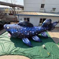 Énorme poisson abyssal gonflable, ancien organisme marin Coelacanth avec souffleur pour exposition d'art sur le thème de la vie préhistorique
