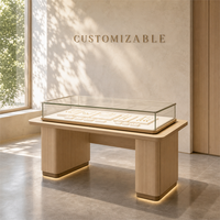 Vitrine d'îlot en verre minimaliste personnalisée en bois avec éclairage LED, présentoir de luxe pour bijouterie