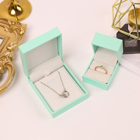Boîtes de présentation de bijoux personnalisées A1 avec logo, couvercles à charnières, intérieur blanc et formats carrés pour marques OEM