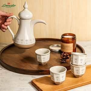 Juego de tazas de café Dallah de cerámica con relieve vintage y bandeja de madera, juego de té con logotipo personalizado para Emiratos Árabes Unidos y Arabia Saudita, venta al por mayor. - Product Image 1