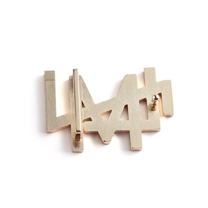 ป้ายชื่อโลหะตัวอักษรเรียบง่ายแบบกำหนดเองพร้อมหัวเข็มขัดทองสำหรับผู้ชาย - Product Image 5