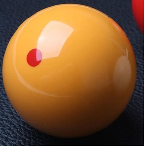 Balle de billard Kalenball 61 mm en résine personnalisable avec point rouge pour tables de billard - Utilisation pour l'entraînement sportif, emballée - Product Image 2