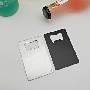 Décapsuleur de bouteille en acier inoxydable noir gravé au laser, personnalisé en gros, article promotionnel, décapsuleur à clipser - Product Image 1