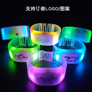 Bracelets LED télécommandés en PVC lumineux avec impression de logo pour événements, fêtes et concerts - Product Image 4