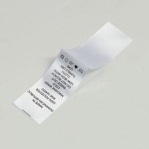 Etiquetas tejidas personalizadas con su logotipo y texto, ideales para marcas de ropa, disponibles en una variedad de colores y estilos de plegado. - Product Image 4
