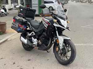 CB190X Moto tout-terrain légère de type Dual Sport avec ABS, frein à disque, grande autonomie de 14 L - Product Image 1