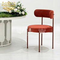 Chaises de banquet de mariage modernes pour hôtel avec structure en métal empilable et coussin en velours rouge pour événements en extérieur/intérieur