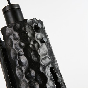 Suspension design en laiton texturé effet marteau, cylindre en laiton noir pour projets de restaurants et hôtels - Product Image 5