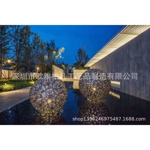 Escultura de Resina Grande de 21 m, Forma Geométrica Abstracta Irregular, Montaje en Suelo para Exteriores, Diseño Artístico Contemporáneo, Pieza Única - Product Image 4