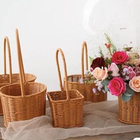 Petit panier à fleurs ovale en tricot brun clair, idéal pour apporter un bouquet d'anniversaire coloré à une amie proche