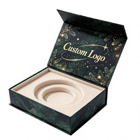 Boîte cadeau magnétique en marbre vert avec logo personnalisé, impression sur le couvercle intérieur et motif de branche de pin dorée pour l'emballage de cadeaux