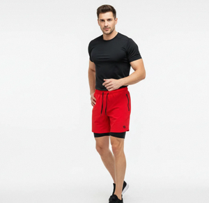 Shorts sportifs pour homme en tissu tricoté polyester à séchage rapide, à taille mi-haute, à carreaux rouges, avec poches zippées, cordon de serrage et logo frontal. - Product Image 3
