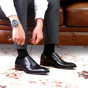 El diseñador crea a mano zapatos de vestir casuales para hombre, negros y azules, de cuero duradero, con adornos metálicos, estilo clásico. - Product Image 6