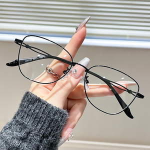 Gafas planas poligonales a la moda con filtro de luz azul, gafas retro adelgazantes, montura metálica para mujer, natural y de alta gama. - Product Image 1